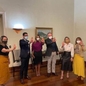 Casagrande sanciona a Lei Sinal Vermelho no Espírito Santo