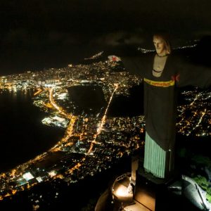 Ato inédito no Brasil reforçou o “X” da intolerância: Cristo veste Sinal Vermelho